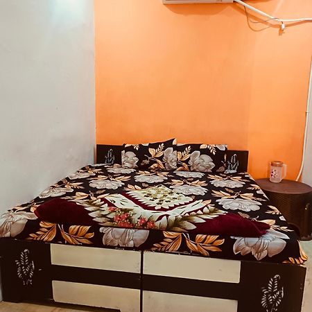 Jay Shree Radhey Home Stay Матура Екстериор снимка