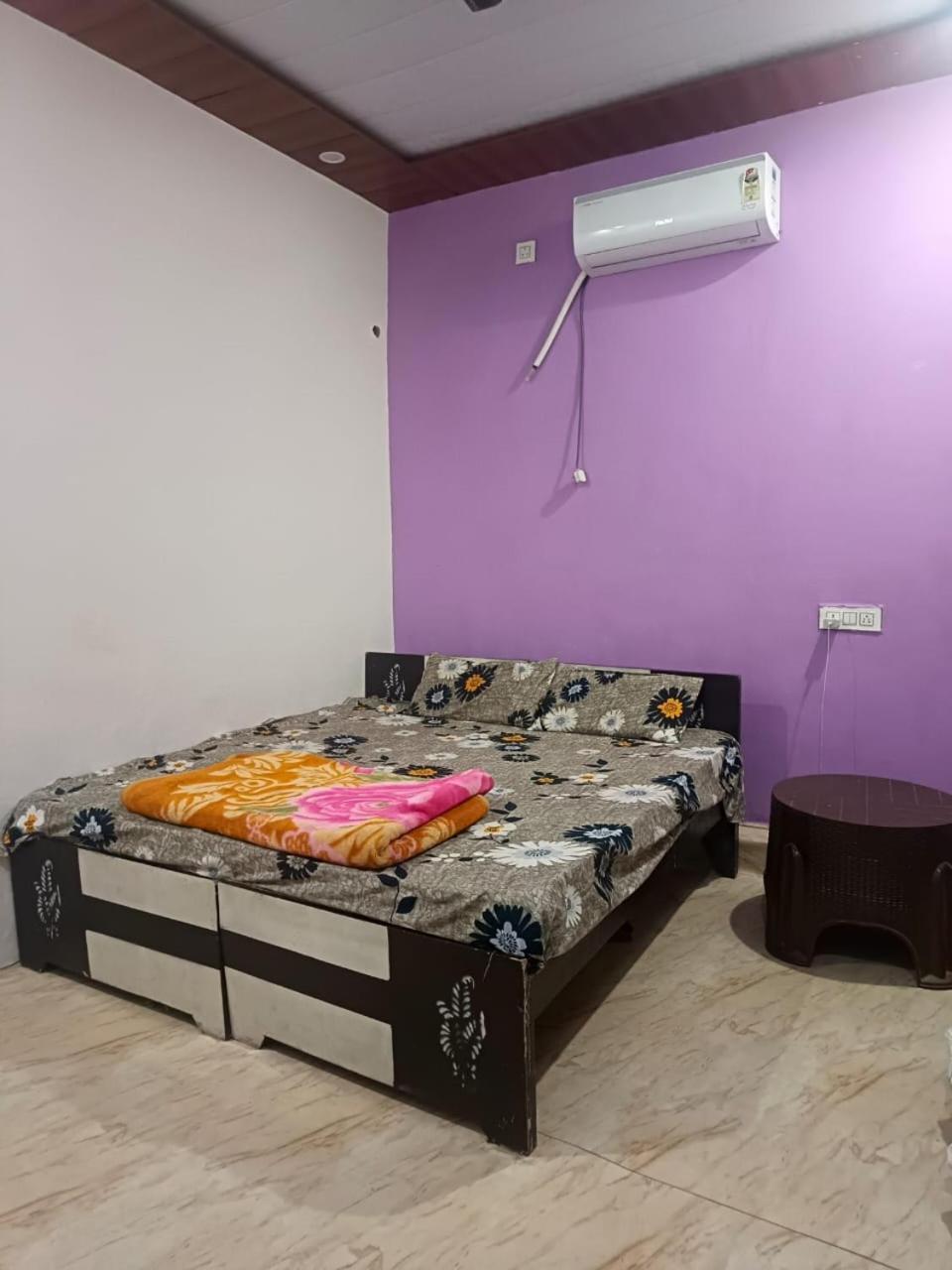 Jay Shree Radhey Home Stay Матура Екстериор снимка