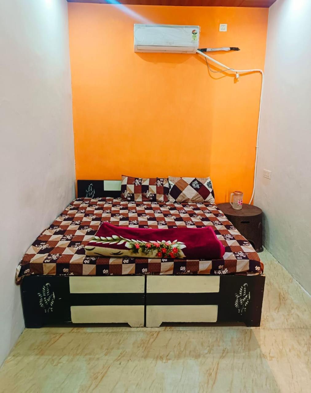 Jay Shree Radhey Home Stay Матура Екстериор снимка