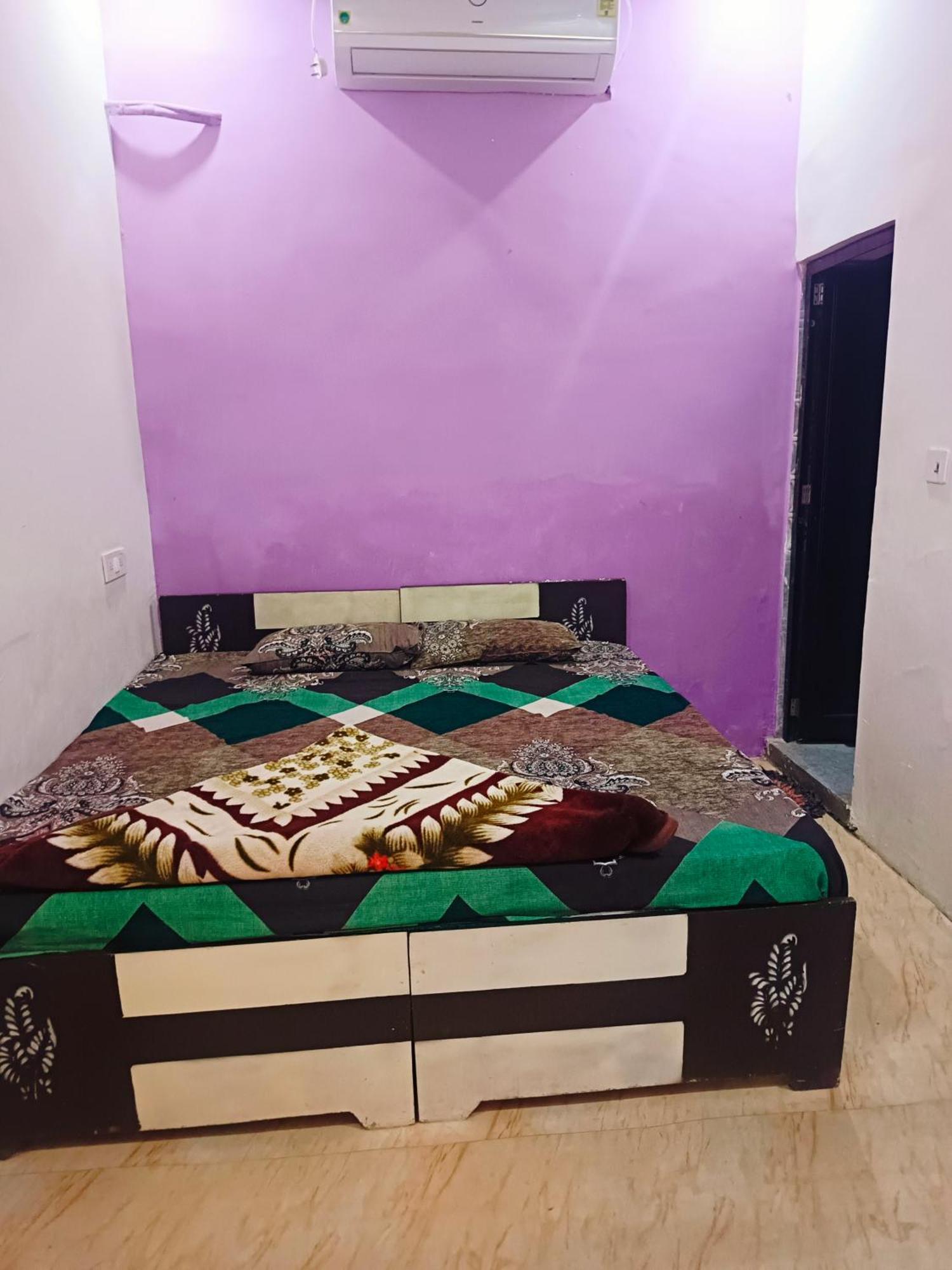 Jay Shree Radhey Home Stay Матура Екстериор снимка